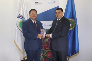 SECRETARIO T&Eacute;CNICO DEL CFR-SICA ENTREGA RECONOCIMIENTO AL CONTRALOR GENERAL DE GUATEMALA