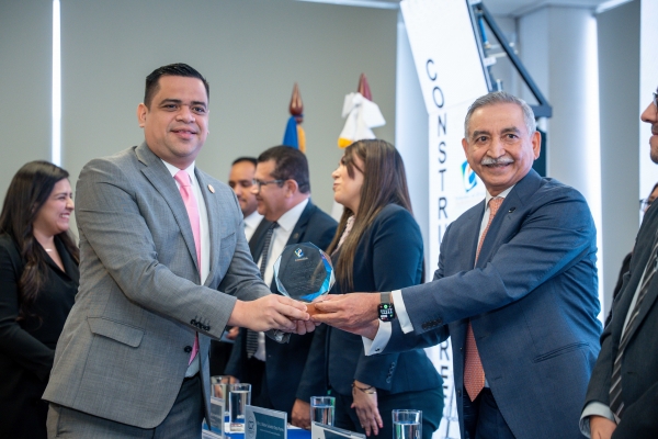 TEG reconoce labor de la Comisi&oacute;n de &Eacute;tica de la CCR