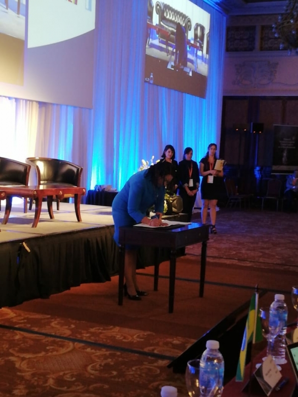 FIRMA DE LA DECLARACI&Oacute;N DE BUENOS AIRES SOBRE ROL DE LAS NUEVAS TECNOLOG&Iacute;AS DE LA INFORMACI&Oacute;N