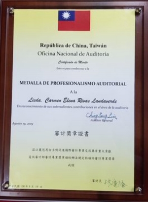 PRESIDENTE DE CORTE DE CUENTAS DE LA REP&Uacute;BLICA ES CONDECORADA EN CHINA, TAIW&Aacute;N