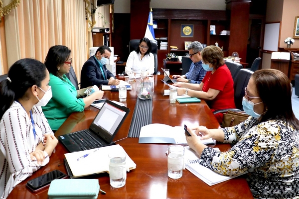 PRESIDENTE CCR RECIBE A TITULARES DEL MINED Y HACIENDA