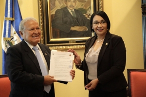 CORTE DE CUENTAS ENTREGA A PRESIDENCIA DE LA REP&Uacute;BLICA &ldquo;GU&Iacute;A PARA EL TRASPASO DE ADMINISTRACI&Oacute;N EN ENTIDADES DEL GOBIERNO CENTRAL Y AUT&Oacute;NOMAS&rdquo;